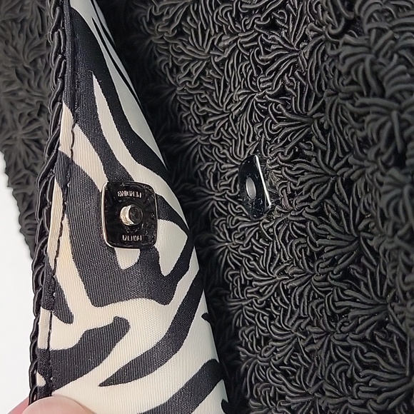 Liz Claiborne Purse Shoulder Bag Handbag Crochet Zipper Zebra Lining Black White - Picture 8 of 15